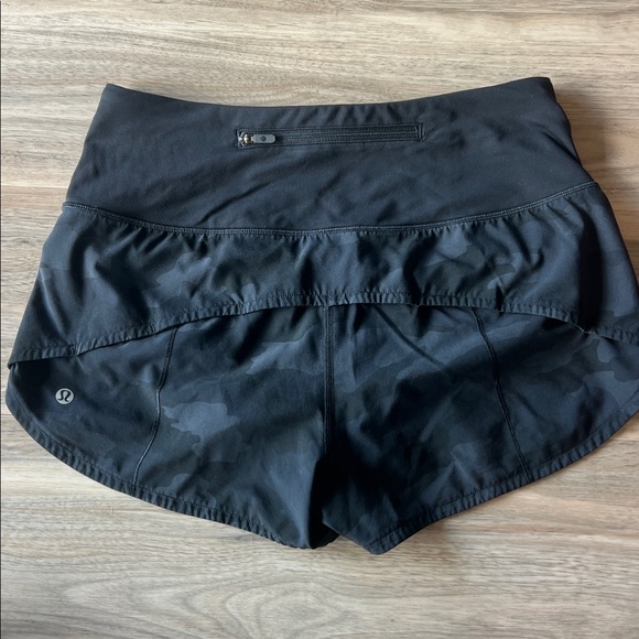 lululemon 2.5 Black Camo Speed Up Shorts - Picture 5 of 10
